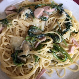 魚肉ソーセージと豆乳のパスタ